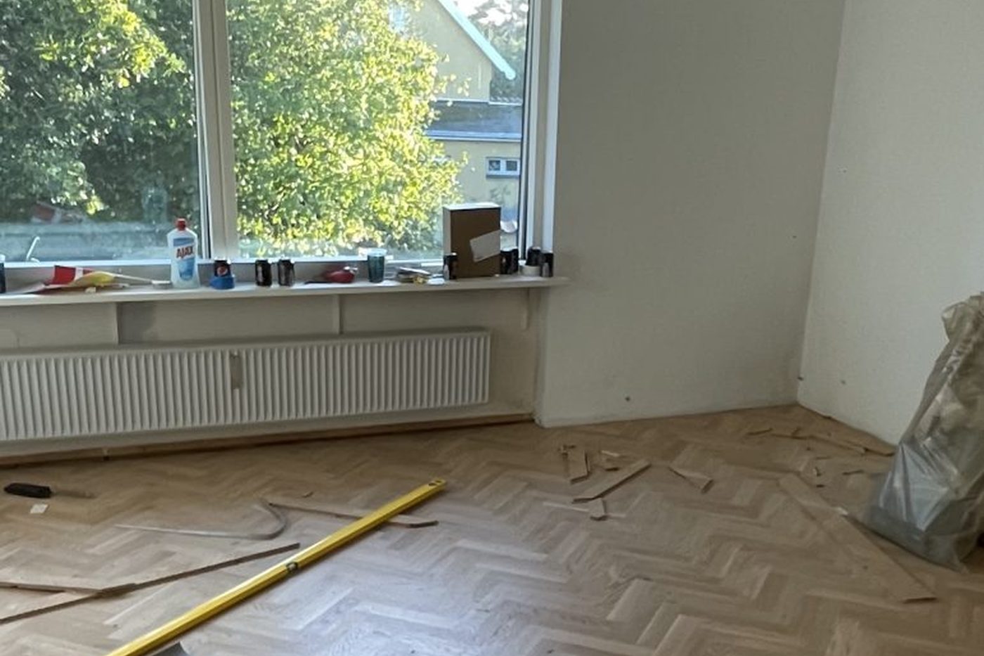 Detaljeret håndværk ved montering af døre og vinduer
