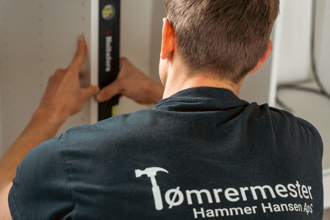 Tømrer Hammer Hansen monterer terrassebrædder på Sjælland